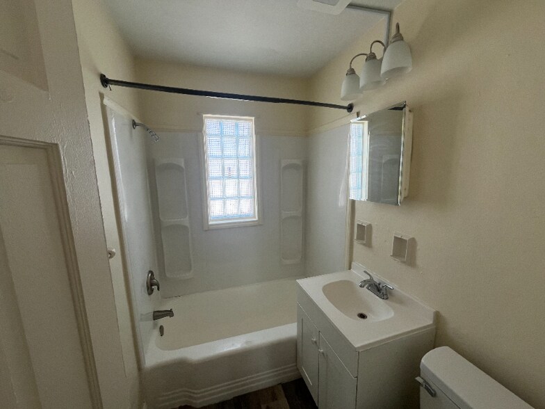 Building Photo - 721 Winston Dr