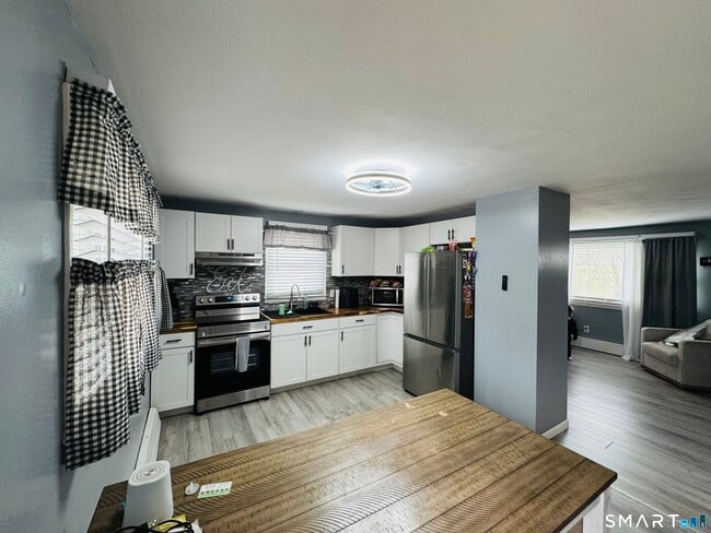 Building Photo - 150 View St