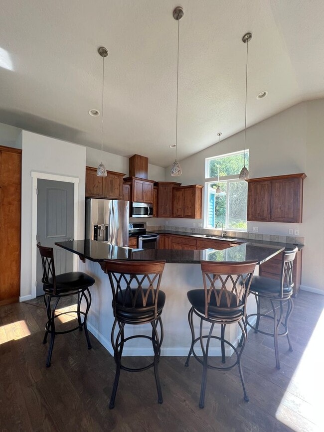 Building Photo - Beautiful Hilltop Country Home with Stunning Views