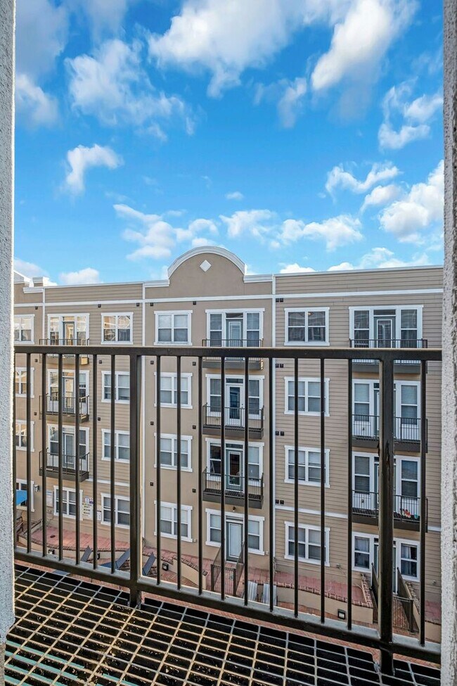 Building Photo - Awesome 1BE/1BA Condo in the heart of West End!
