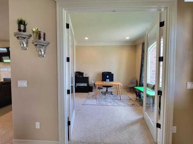 Building Photo - Large South Richland 4 Bed/3 Bath Home