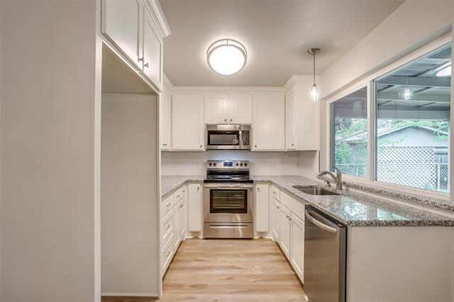 Building Photo - 144 NW Suzanne Terrace