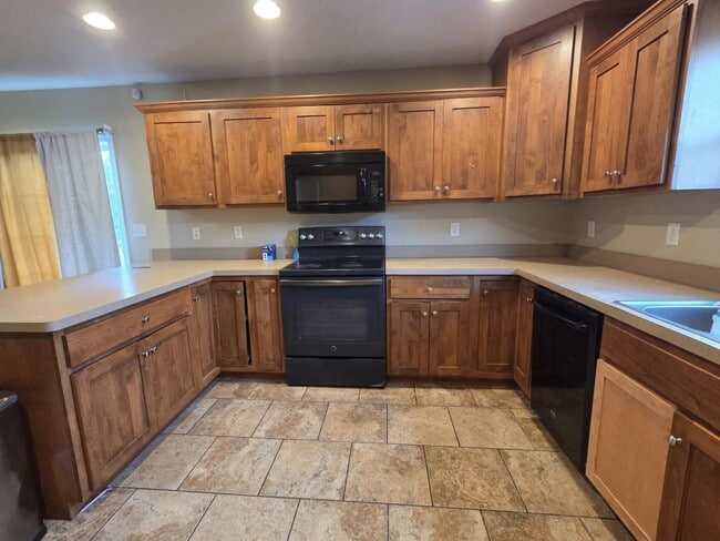 Building Photo - Large family corner lot home for rent!