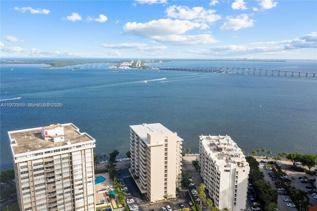 Building Photo - 1420 Brickell Bay Dr