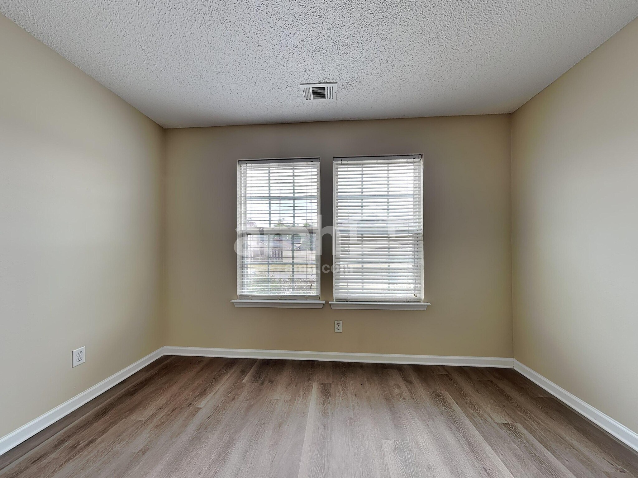 Building Photo - 15 Beacon Ln