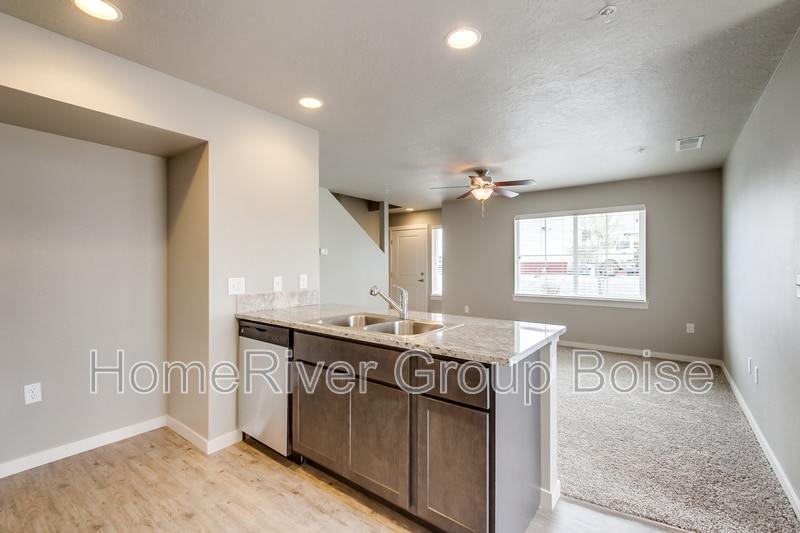 Building Photo - 933 E Travel Ln