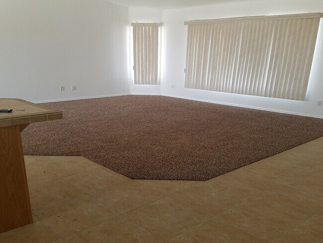 Building Photo - 3 Bedroom 2 Bath 3 Car Garage