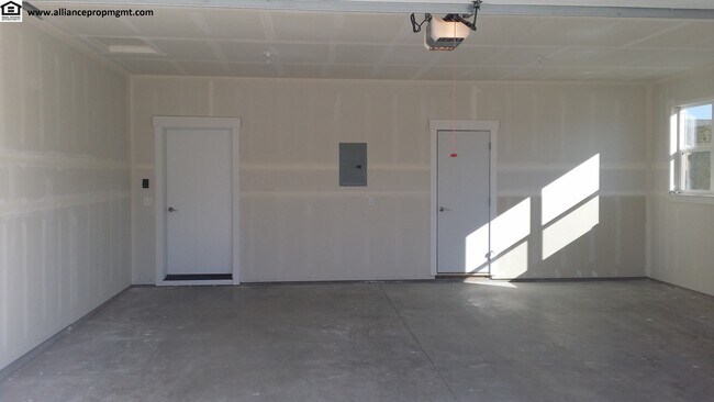 Building Photo - Spectacular 4-bedroom home in great location!