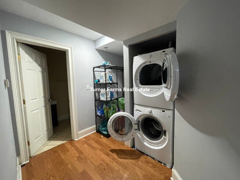 Building Photo - 731 Parker St