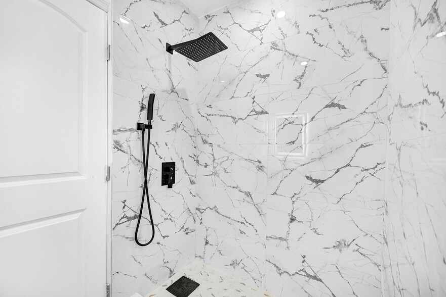 Building Photo - 643 NE 149th St