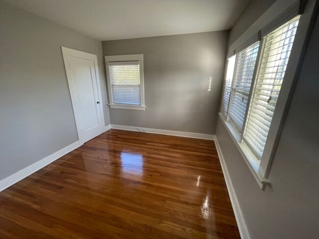 Building Photo - 2 Bedroom 1 Bath Craftsman
