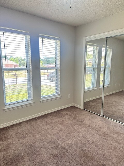 Building Photo - Welcome Home to this 3/2 beautifully Designed for both Relaxation & Entertaining