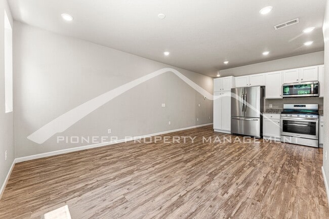 Building Photo - 1152 Oak St