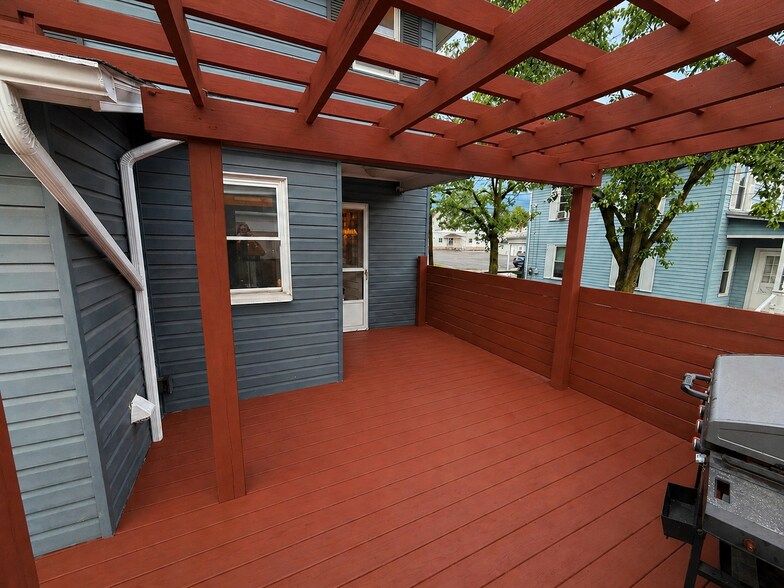 Building Photo - 148 E Elm St