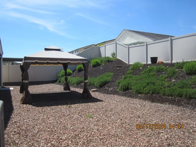 Building Photo - COOL POOL, PARKS AND NEAR NEW 3 BR PLUS DEN IN MEINFEE