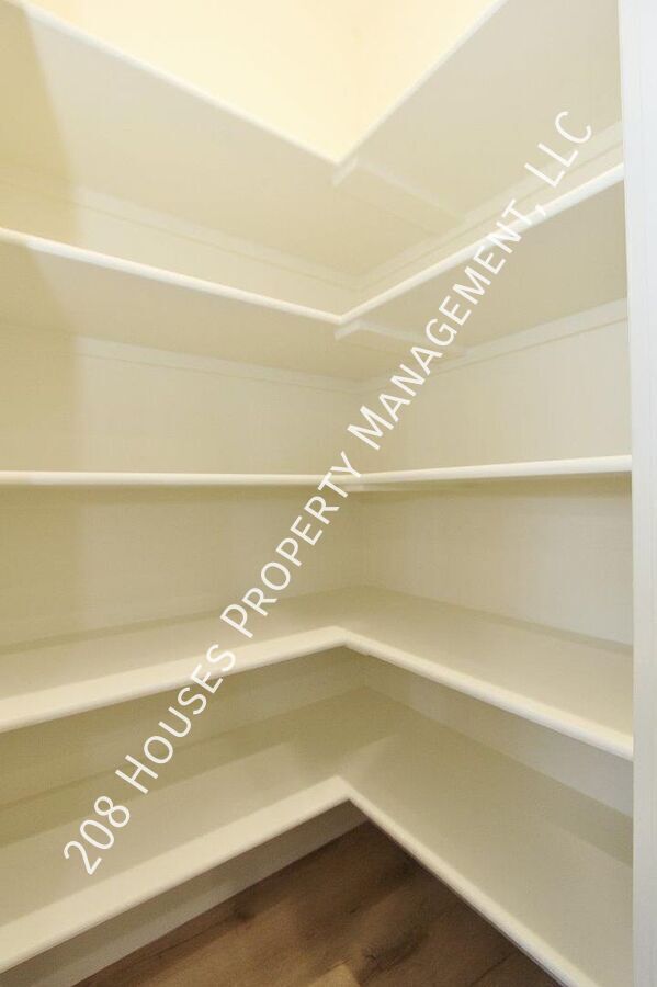 Building Photo - Immaculate Main-Level Apartment *75% Off F...