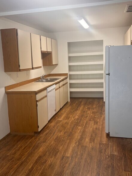 Building Photo - 3809 Maple Ave