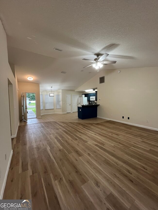 Building Photo - 207 Royal Palms Ave