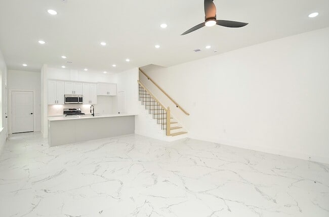 Building Photo - 9312 Waller St