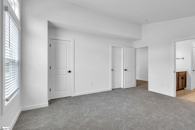 Building Photo - 1250 Westgate Vlg Dr