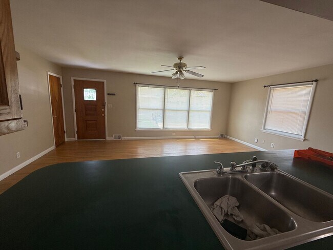 Building Photo - Cloverport Neighborhood! Dixie close to Wa...
