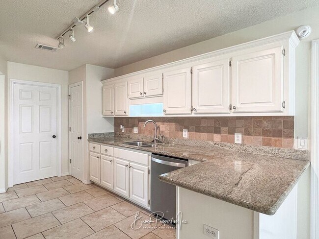 Building Photo - 2511 Southern Oaks Dr