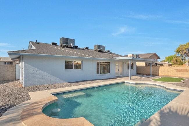 Building Photo - 5 Bedroom, 3 Bath, Pool, Remodeled