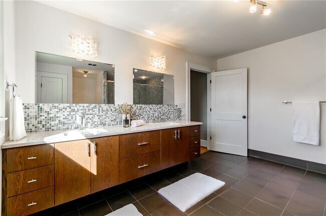 Building Photo - 628 Cooledge Ave NE