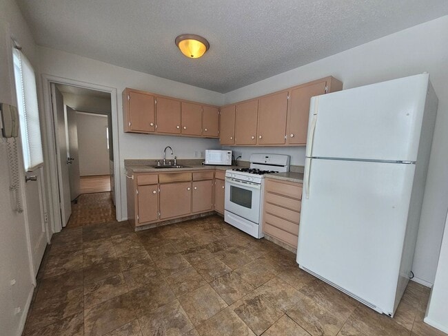 Building Photo - NW 3 Bedroom 1 bath, Large Fenced Yard, 1 Stall Garage