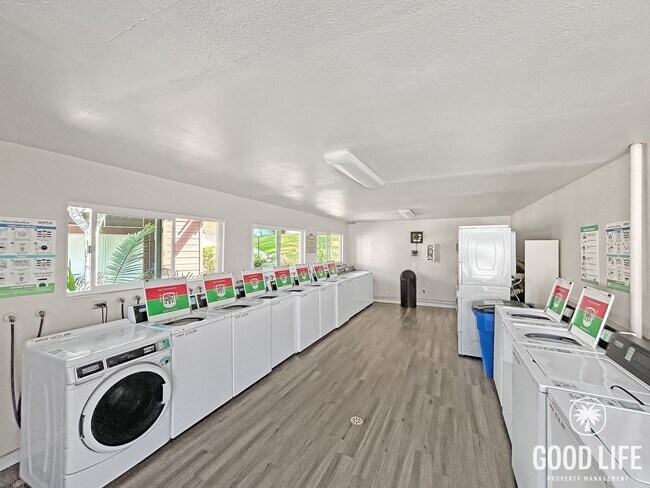 Building Photo - Beautiful 1BD/1BA W/ Reserved Parking and Community Pool in Mission Valley!