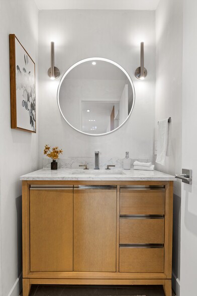 Building Photo - 2207 Ocean Front Walk