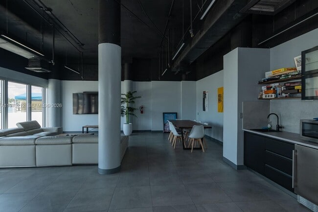 Building Photo - 900 Bay Dr