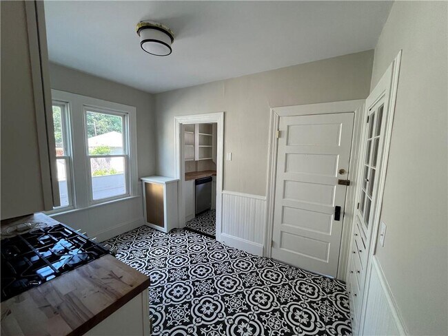 Building Photo - 224 Rochambeau Ave