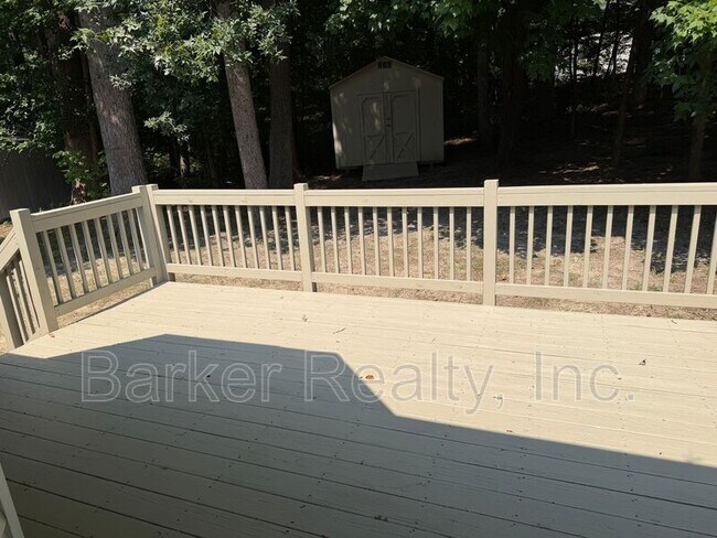 Building Photo - 704 Southampton Dr
