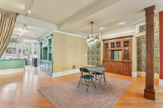 Building Photo - 1027 W Newport Ave