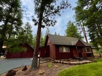 Building Photo - Quaint 1-bdr/1-bath Furnished Apartment in...