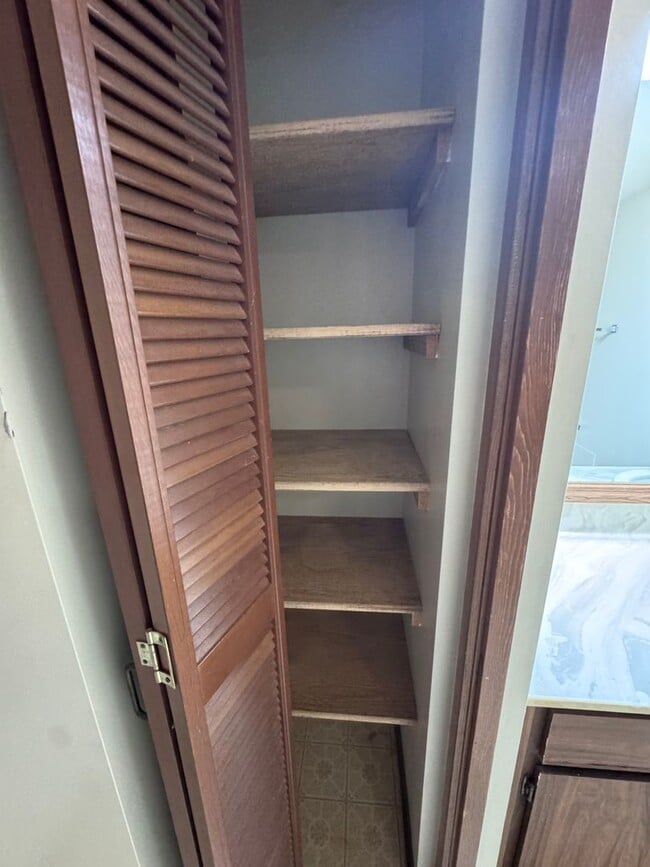 Building Photo - 2 Bed, 2 Bath with reserved, covered parking. Washer/Dryer in unit -Country Club Plaza in Salt Lake
