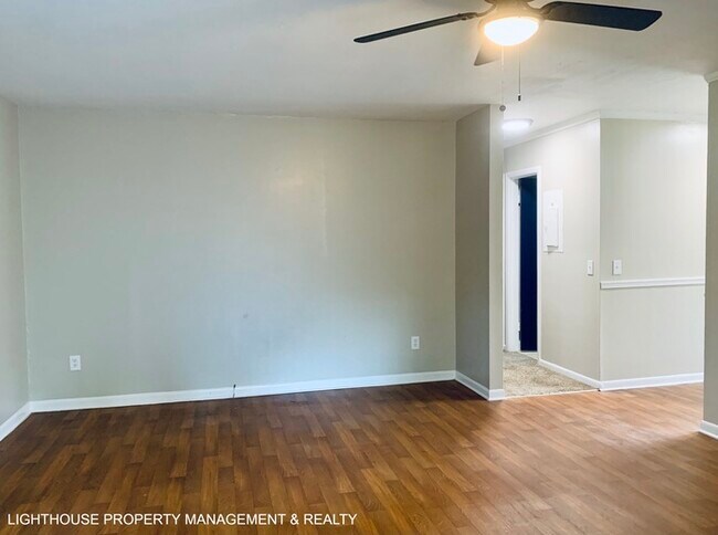 Building Photo - Cozy 2/1 duplex