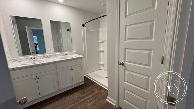 Building Photo - RATE DROP ALERT (was $2240/month) and SUMM...
