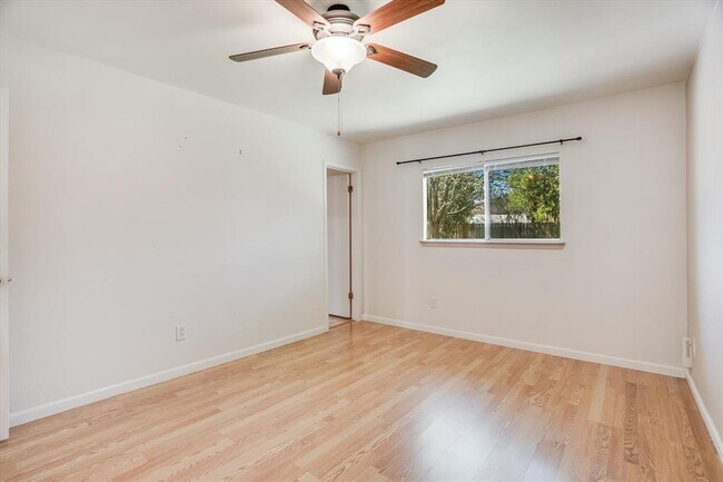 Building Photo - 10422 Firethorn Ln