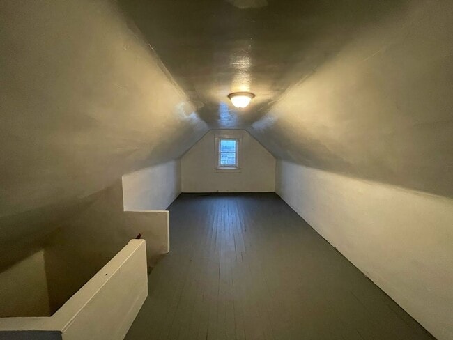 Building Photo - Three bedroom one bathroom home for rent!