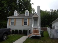 Building Photo - Adorable 2 bedroom 2 bath single family home with fully fenced in back yard. One car driveway.