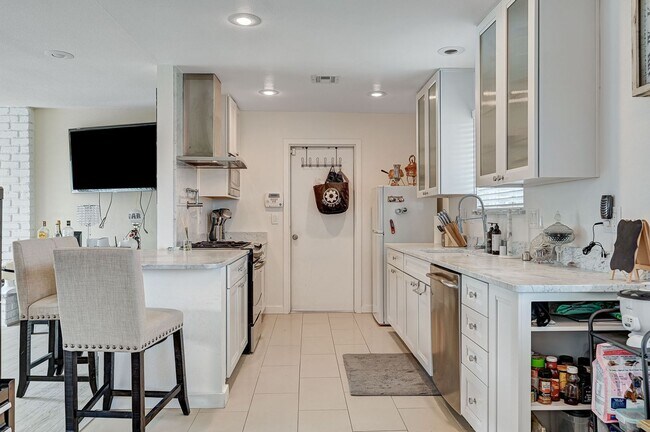 Building Photo - Stunning Vintage Vegas Pool Home on almost...