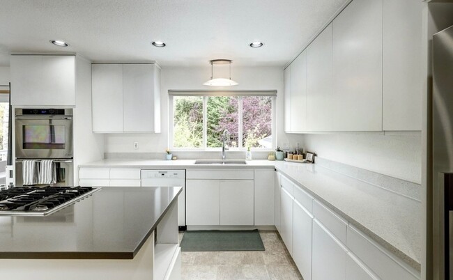 Building Photo - Modern 3-Bed/2.5-Bath Home with Breathtaki...