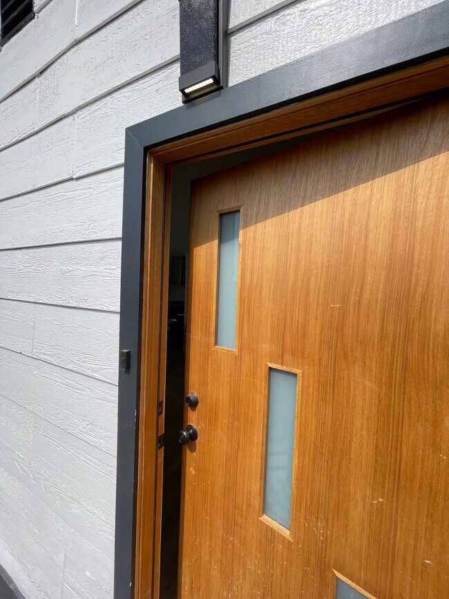 Building Photo - 1385 N Marengo Ave