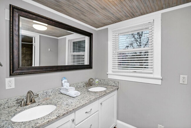 Building Photo - Walkable State Street Gem in the Heart of West Columbia