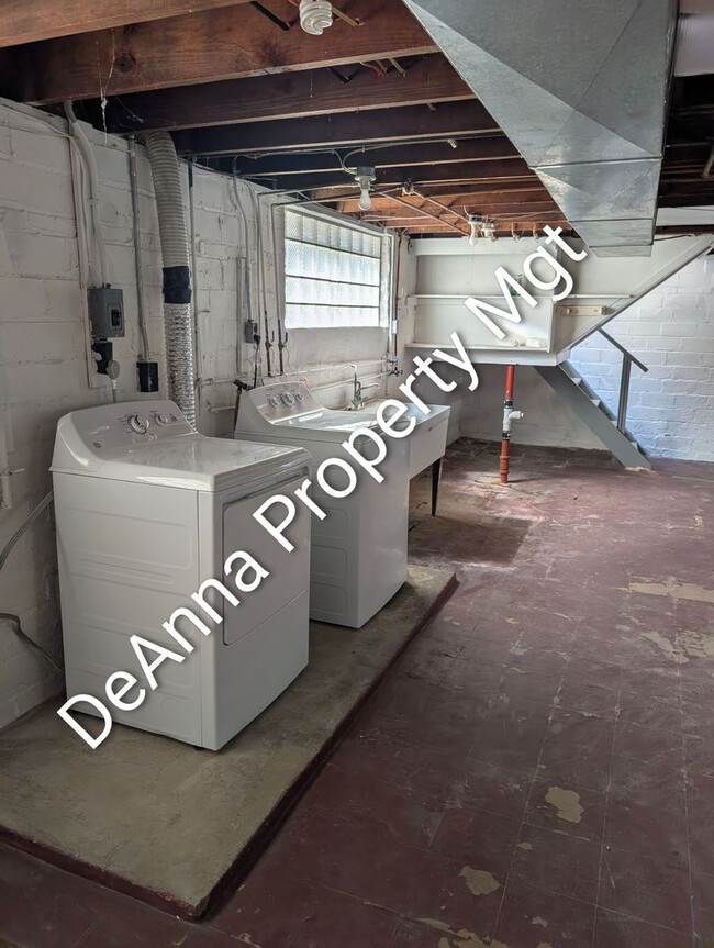 Building Photo - Westpark- 2 Bedroom Duplex