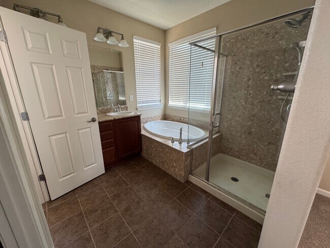 Building Photo - Large Wingfield Springs Home in cul-de-sac...