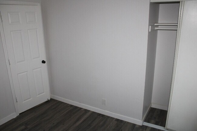 Building Photo - 130 Aster Ct