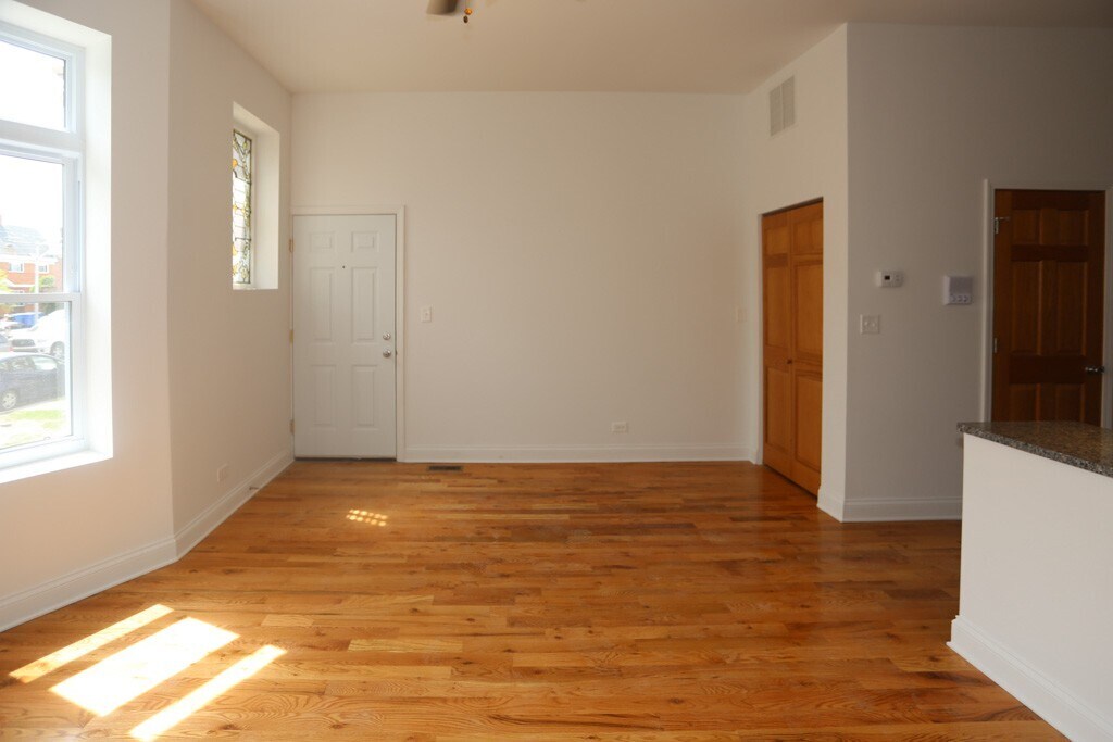 Building Photo - 1704 W Sunnyside Ave